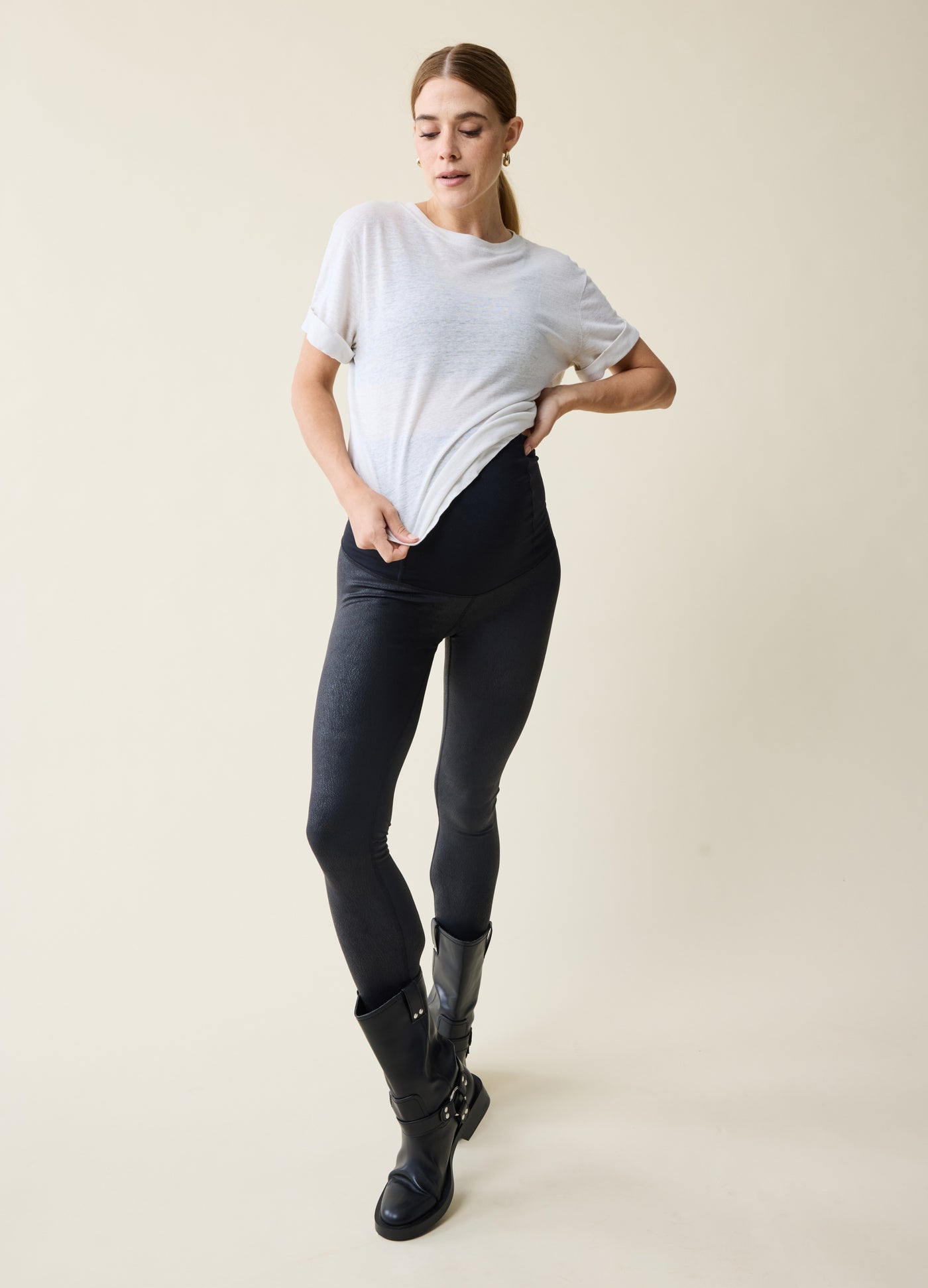 Tara is 5’8”, 6 months pregnant, and wearing size small||jet black::hover