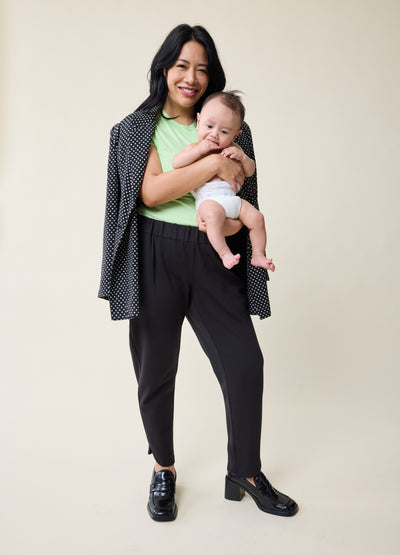 Nikki is 3 months postpartum and wearing size medium||Black