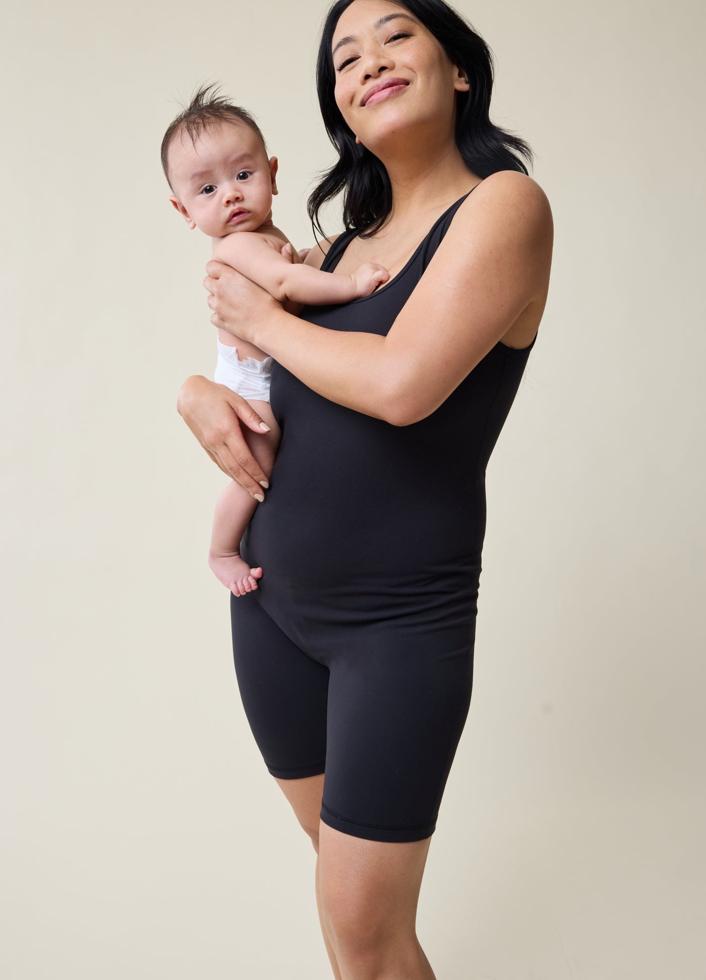 Nikki is 3 months postpartum and wearing size medium||black