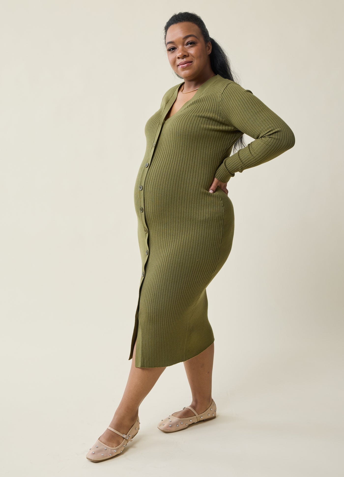 Maureshia is 5 months pregnant and wearing size large||olive