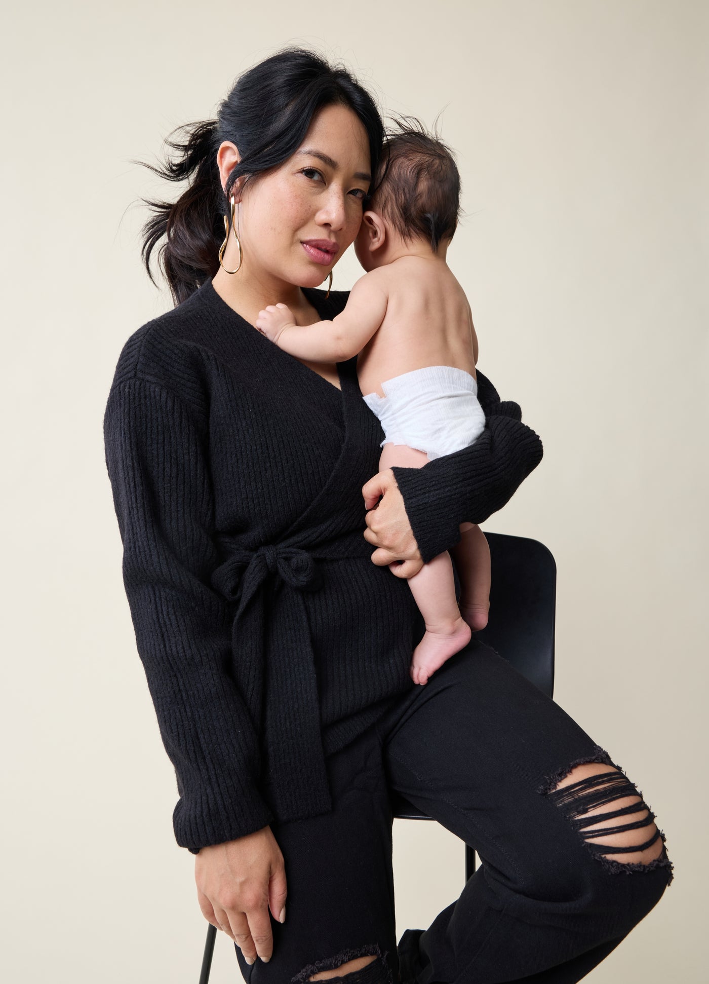 Nikki is 3 months postpartum and wearing size medium||Black