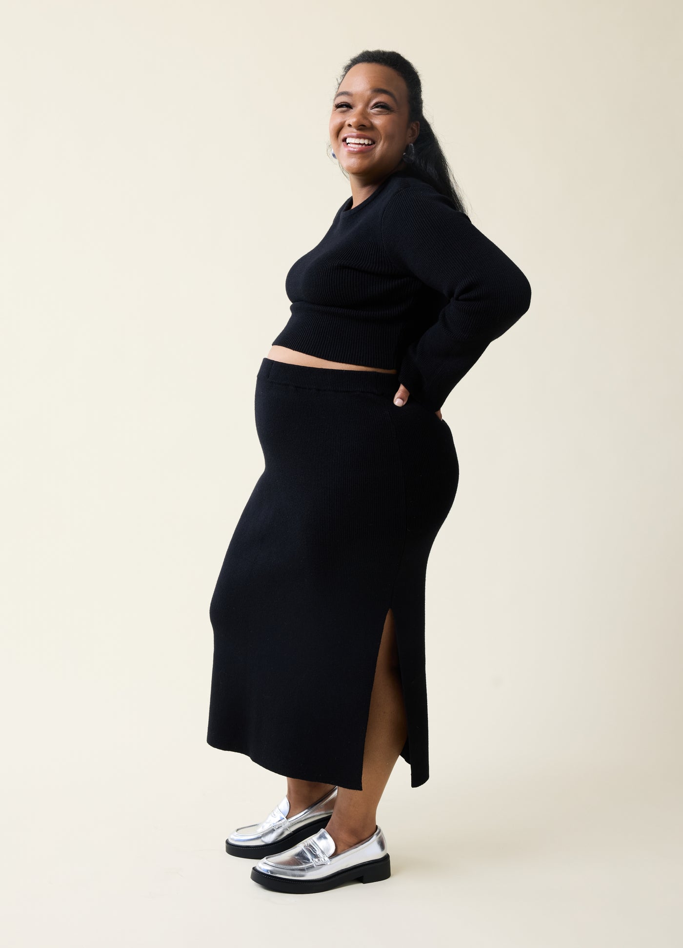 Maureshia is 5 months pregnant and wearing size large||Black