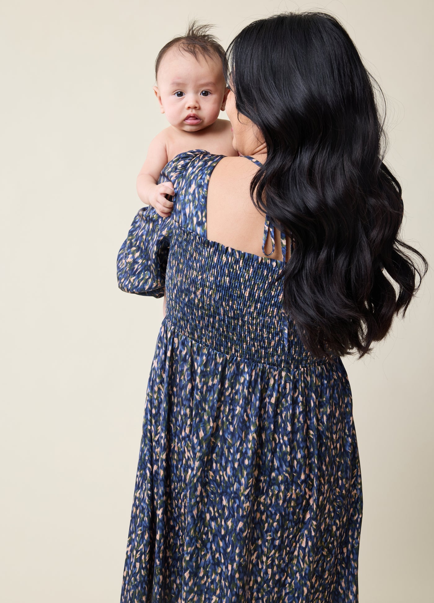 Nikki is 3 months postpartum and wearing size medium||Blue Multi Blur Dot Print