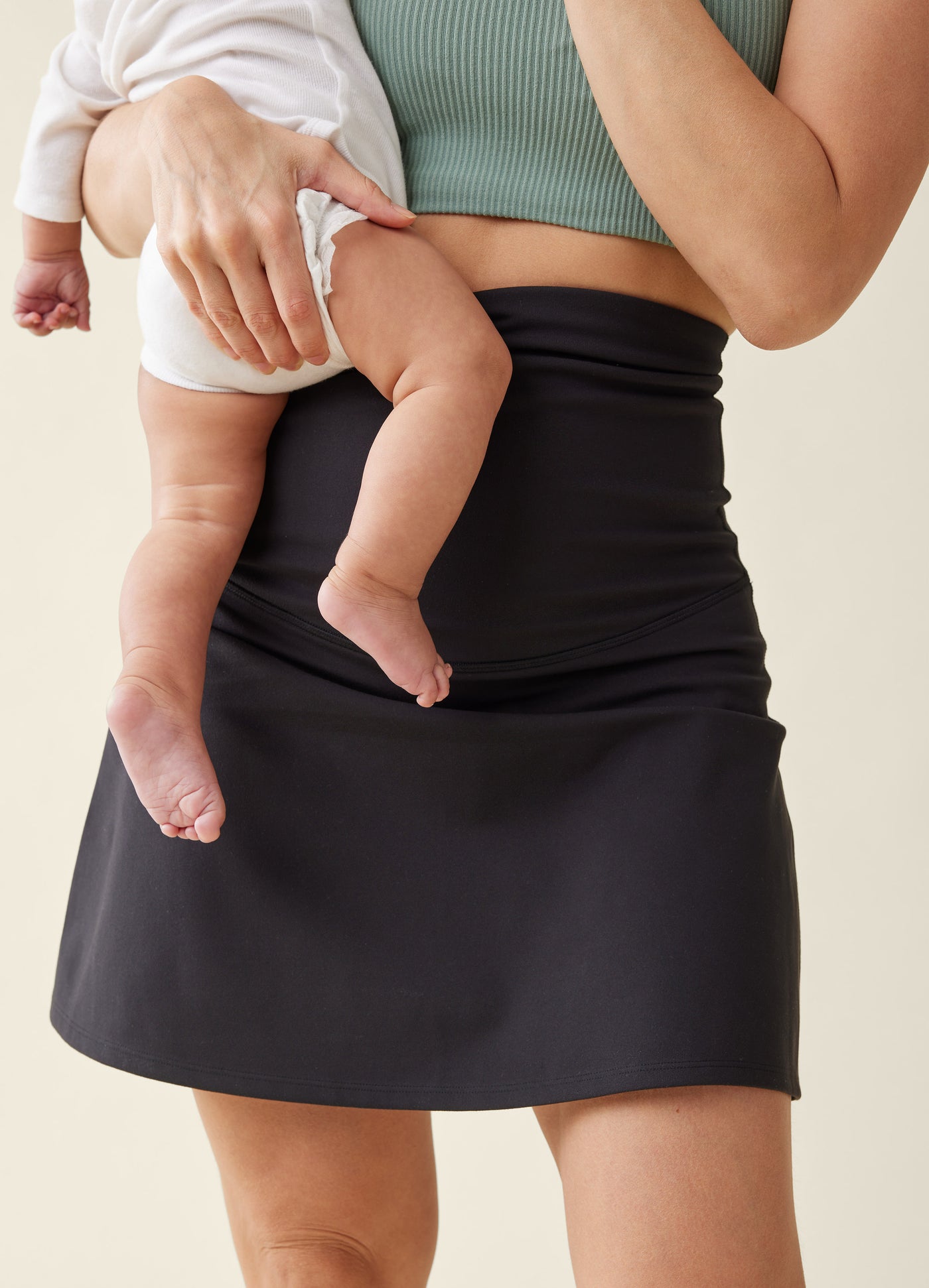 Sophie is 4 months postpartum, 5’4” and wearing a size S||Black