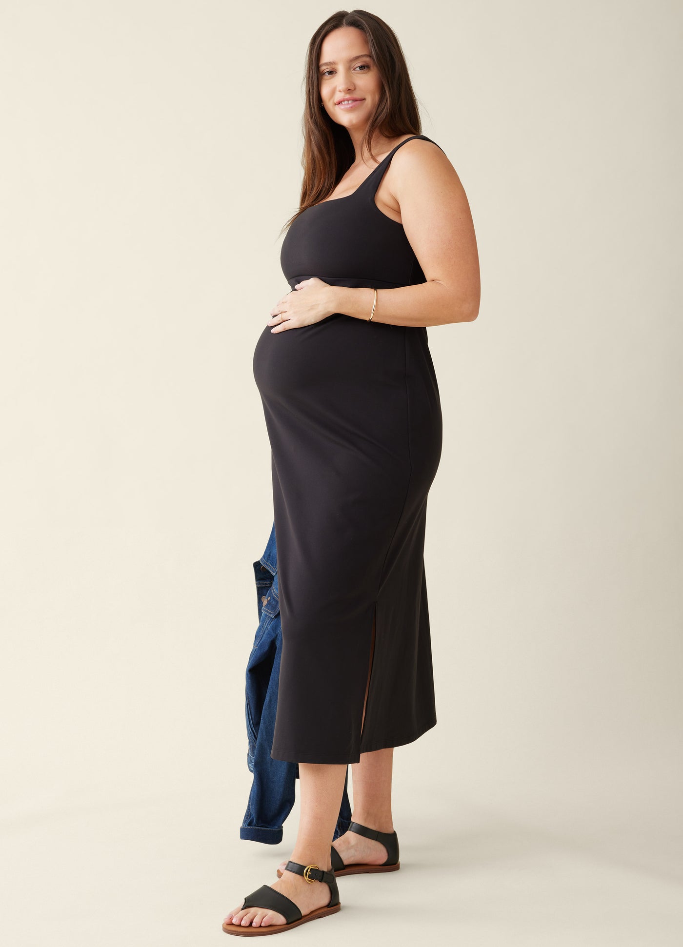 Tess is 28 weeks pregnant, 5’9” and wearing a size M||black