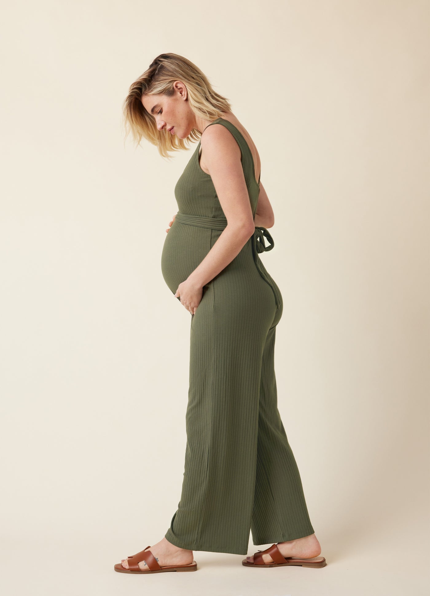 Chloe is 32 weeks pregnant, 5’8” and wearing a size S ||khaki::hover